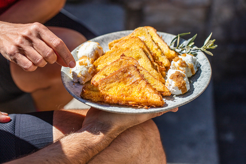 Tradicionalni istarski desert Frite na kušine s domaćom skutom i medom.Izletište Pekici iz Svetvinčenta